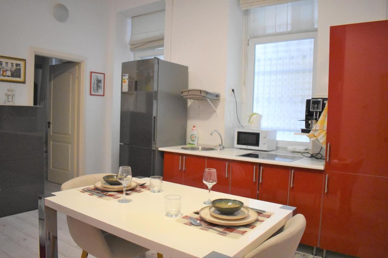 Yes, Yes! Lovely Apartment Good Amenities Budapest Center ภายนอก รูปภาพ
