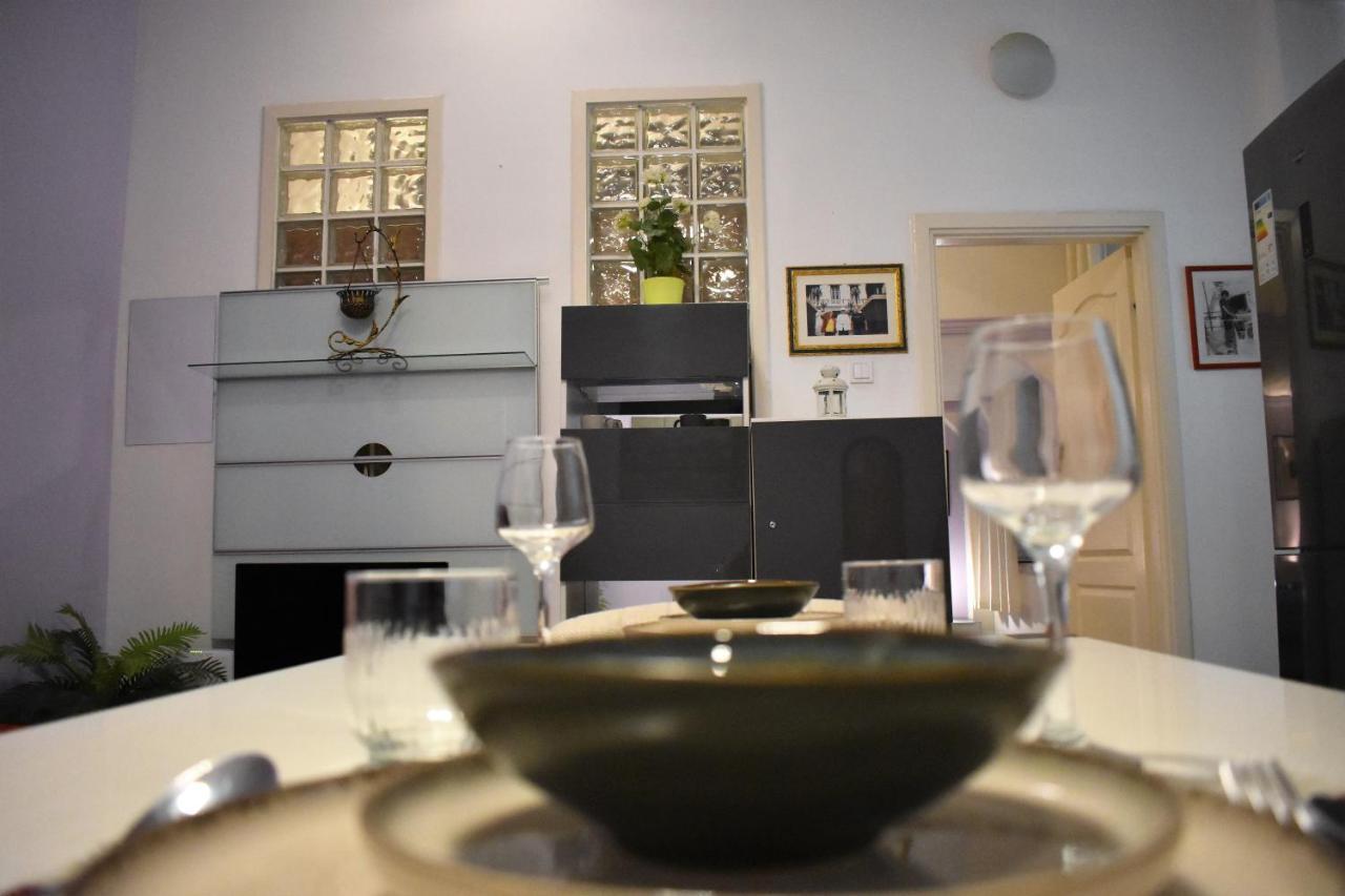 Yes, Yes! Lovely Apartment Good Amenities Budapest Center ภายนอก รูปภาพ